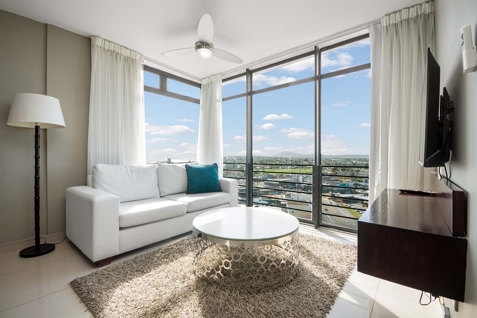 One Bedroom Luxury Suite – photo 2